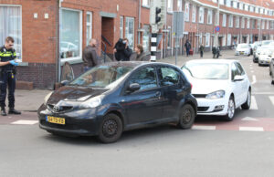 Gewonde bij aanrijding tussen twee voertuigen Marktweg Den Haag