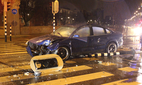 7 maart Auto total-loss na aanrijding met verkeerslicht Buitenom Den Haag