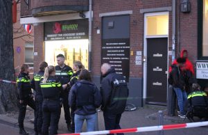 Gewonde bij steekpartij, verdachten vluchten Spui Den Haag