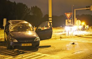 Automobilist slaat over de kop voor stoplicht, bestuurder aangehouden N470/Kruithuisweg Delft