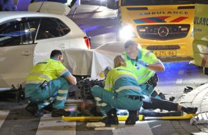 Auto botst op scooter en lantaarnpaal; twee zwaargewonden Delftselaan Den Haag