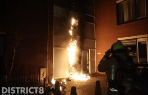 Flinke buitenbrand slaat over naar portiek Paganinistraat Den Haag