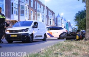 Schade na aanrijding tussen motor en busje Valkenboslaan Den Haag