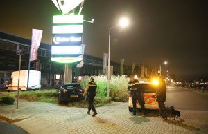 Alcoholmobilist rijdt auto kapot tegen paal Deltaweg Delft