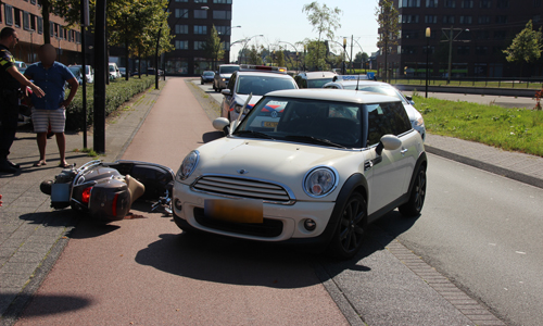 13 september Brommerrijder gewond bij aanrijding Laan van Wateringseveld Den Haag