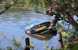 Auto raakt te water Hoeksebaan (N223) Maasdijk