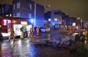 Stapel kerstbomen in brand gestoken, brandweer rukt met spoed uit Hertog Albrechtstraat Delft