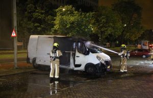 Bestelbus volledig uitgebrand Fruitweg Den Haag