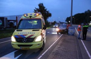 Automobilist haalt in over verdrijvingsvlak en ramt Lantaarnpaal Maasdijk
