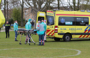 Speciale Lifeliner haalt COVID-19 patiënt op Zuiderpark Den Haag