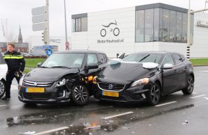 Twee gewonden bij aanrijding Ypenburgse Stationsweg Den Haag