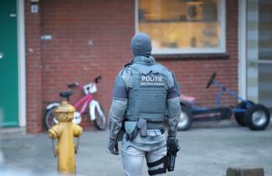Arrestatieteam doet inval in woning Sweelinckstraat Delft