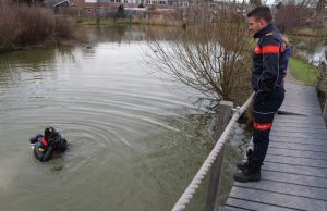 Brandweerduiker vist sleutelbos op Kopkas Delft