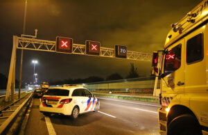 Gewonden en flinke schade bij nachtelijke aanrijding A13 Delft