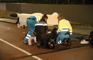 Twee gewonden na aanrijding tussen scooter en fietser Oudelaanmolenslootpad Delft