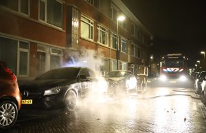Geparkeerde auto in brand gestoken Baambruggestraat Den Haag