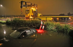 Bestuurder aangehouden nadat hij te water raakt met auto Wilsveen Leidschendam
