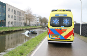 Automobilist rijdt het water in langs Henricuskade Den Haag