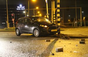 Dronken bestuurder ramt verkeersportaal Oostpoortweg Delft