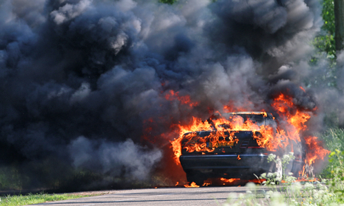 14 mei Auto gaat volledig in vlammen op Rijksstraatweg Delft