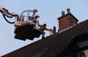 Brandweer red jong poesje van dak Saharapad Delft