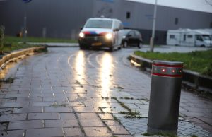 Politiebusje verliest bumper door niet meewerkende poller Maasdijkseweg Wateringen