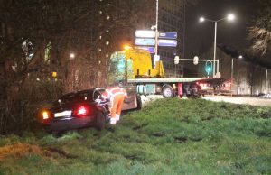 Auto raakt van de weg en de bestuurder slaat op de vlucht Erasmusplein Den Haag