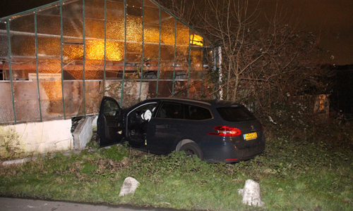 5 januari Automobilist vliegt uit de bocht en rijdt kas binnen Veenakkerweg Den Hoorn
