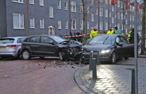 Achtervolging eindigt in crash; twee agenten gewond Stuwstraat Den Haag