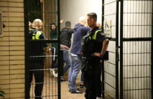 Politie valt pand binnen en beëindigt coronafeest De Gheijnstraat Den Haag
