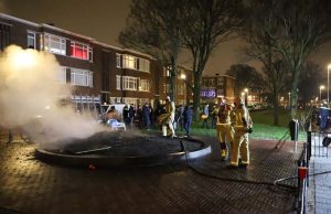 Mobiele Eenheid stand-by tijdens blussen van buitenbrand Damasstraat Den Haag