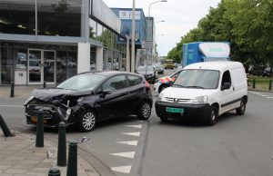 Zoveelste aanrijding op berucht kruispunt Den Haag; één gewonde