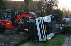 Zandwagen kukelt in slootje in Nootdorp