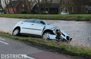 Voertuig te water na botsing Nieuwkoopseweg Pijnacker