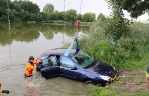 Auto raakt te water; bestuurder op de vlucht Broekpolderlaan Honselersdijk
