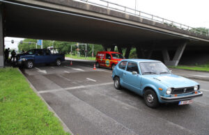 Voertuig ramt pilaar na aanrijding Schoemakerstraat Delft