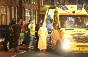 Scooterrijder knalt op openslaande autodeur De Heemstraat Den Haag