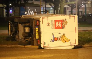 Picnic wagentje kantelt en komt in het gras terecht Van Foreestweg Delft