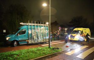 Schade bij ongeval tussen auto en busje Ruys de Beerenbrouckstraat Delft