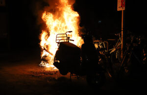 Scooter brandt af nabij portiek Lodewijk van Deysselhof Delft