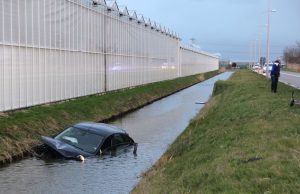 Voertuig raakt te water aan de Van Luyklaan in Kwintsheul