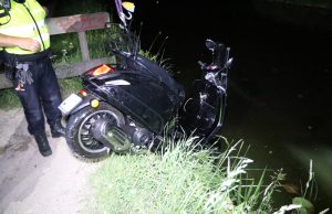 Meisje rijdt de sloot in met scooter Zwethtunnel Delft