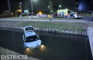 Auto raakt van de weg en komt te water Kesterse Wei Maasdijk