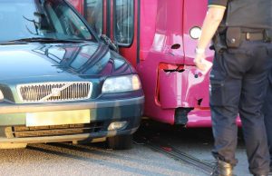Flinke schade na aanrijding tussen tram en personenauto Martinus Nijhofflaan Delft