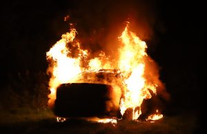 Brandende auto aangetroffen langs fietspad Schipholboog Voorburg