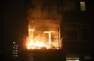 Brand op balkon slaat naar binnen Coevordenstraat Den Haag