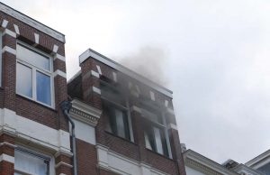 Grote inzet hulpdiensten door brand in wasdroger op 4e etage Nassau Odijckstraat Den Haag