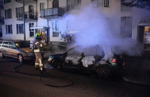 Auto in brand gestoken in Rotterdam; politie doet onderzoek
