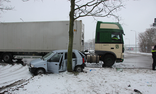 11 december Auto tegen boom na aanrijding met vrachtwagen Poeldijkseweg Den Haag