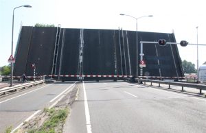 Verkeerschaos door storing Kruithuisbrug Delft
